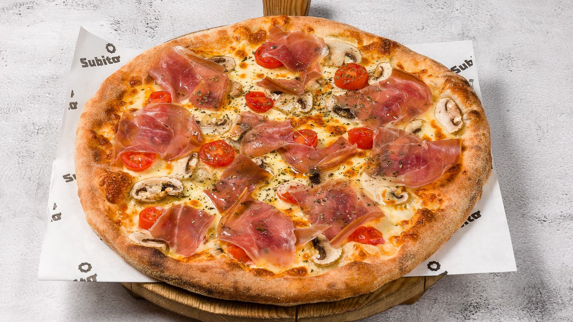 Prosciutto pizza